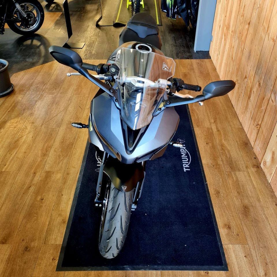 TRIUMPH 	DAYTONA 660 4