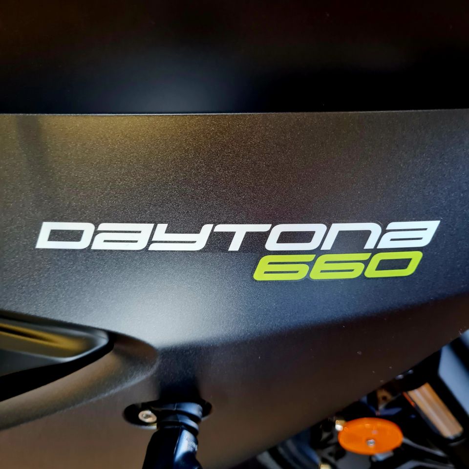 TRIUMPH 	DAYTONA 660 4