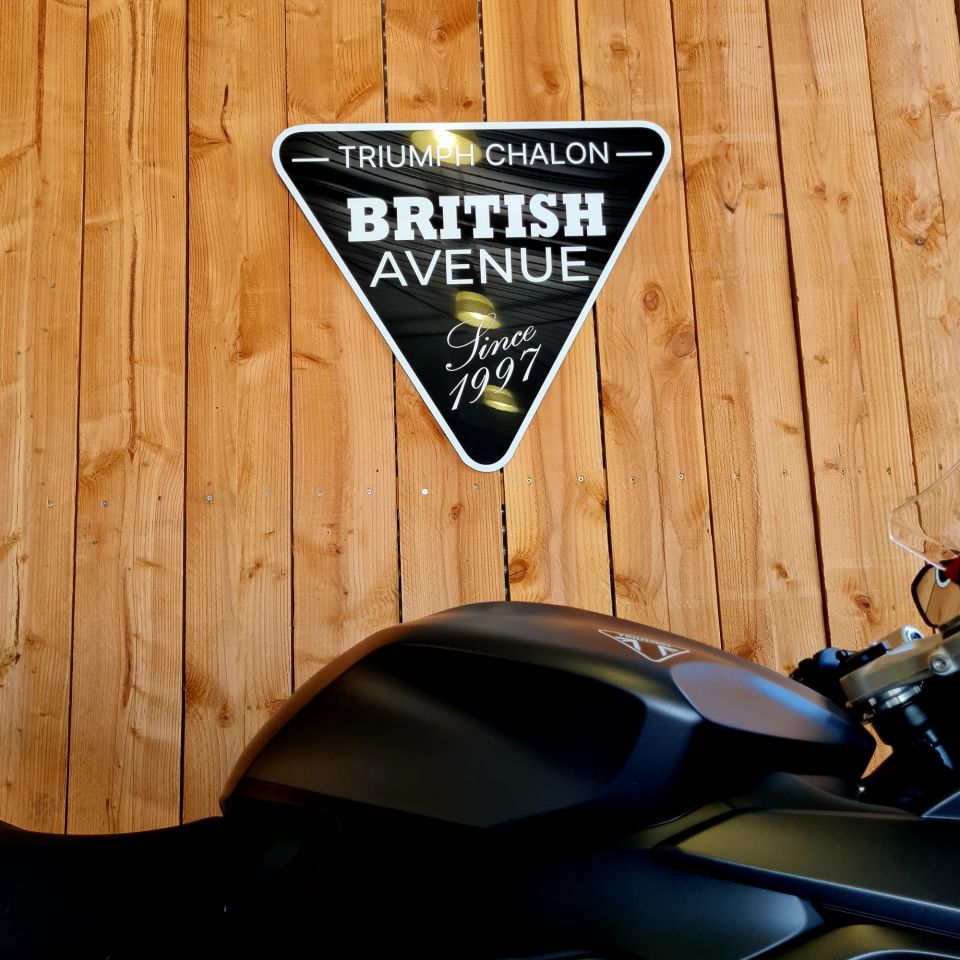 TRIUMPH 	DAYTONA 660 4