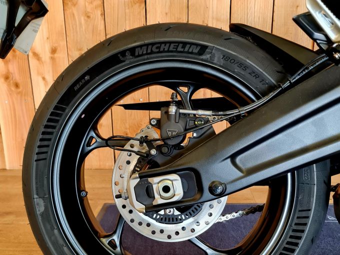 TRIUMPH 	DAYTONA 660 4