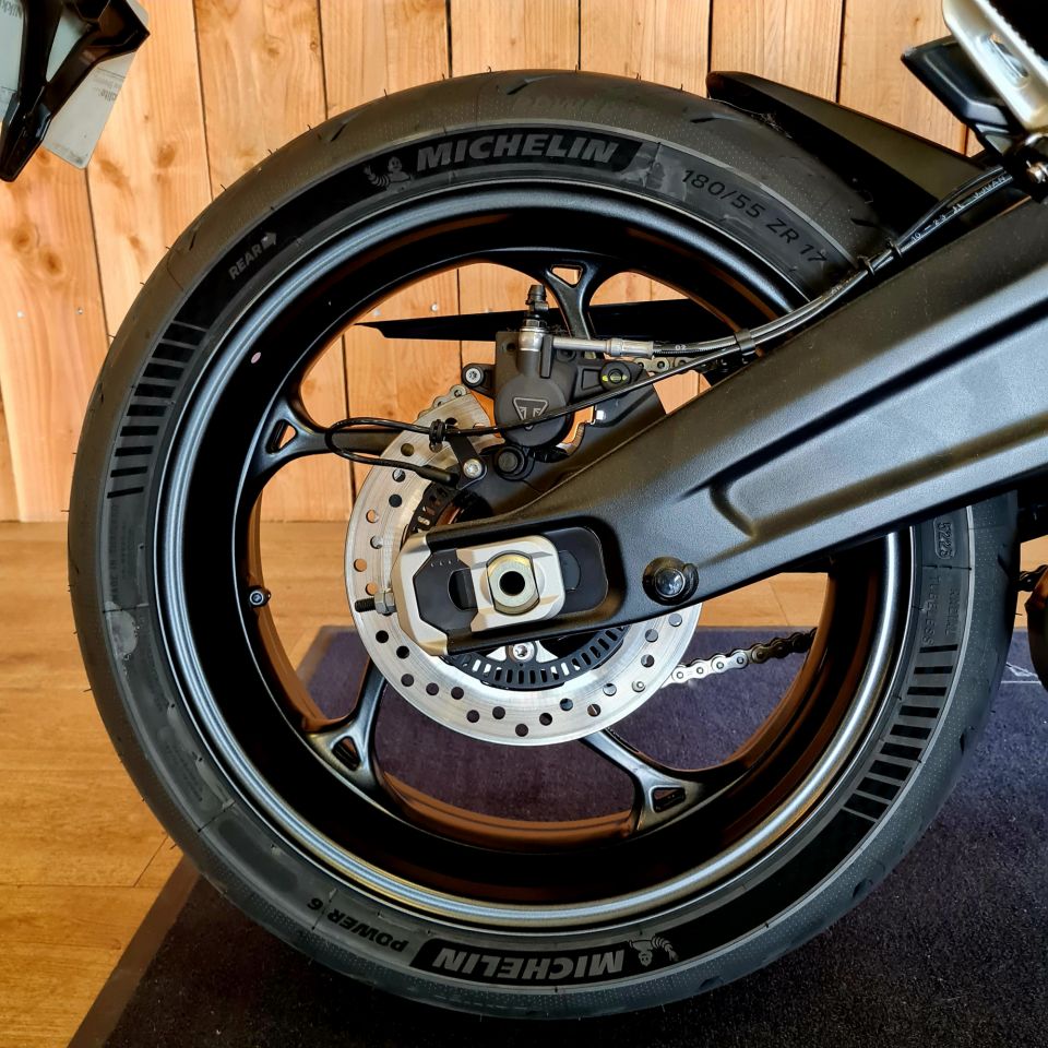 TRIUMPH 	DAYTONA 660 4