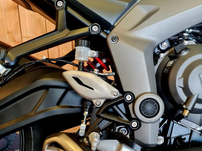 TRIUMPH 	DAYTONA 660 4