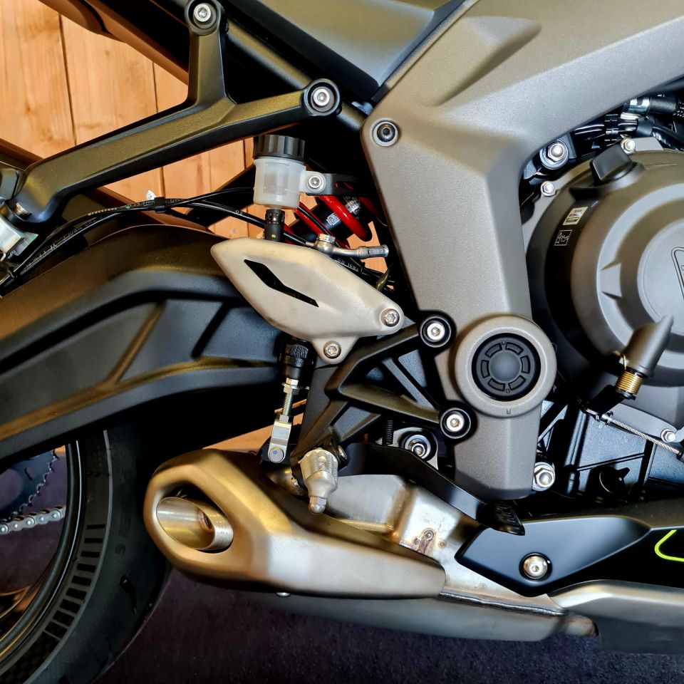 TRIUMPH 	DAYTONA 660 4