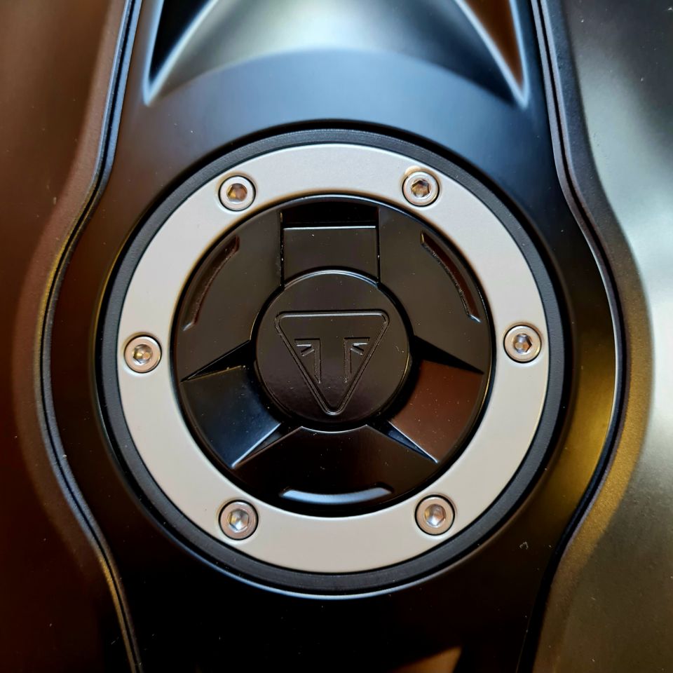 TRIUMPH 	DAYTONA 660 4