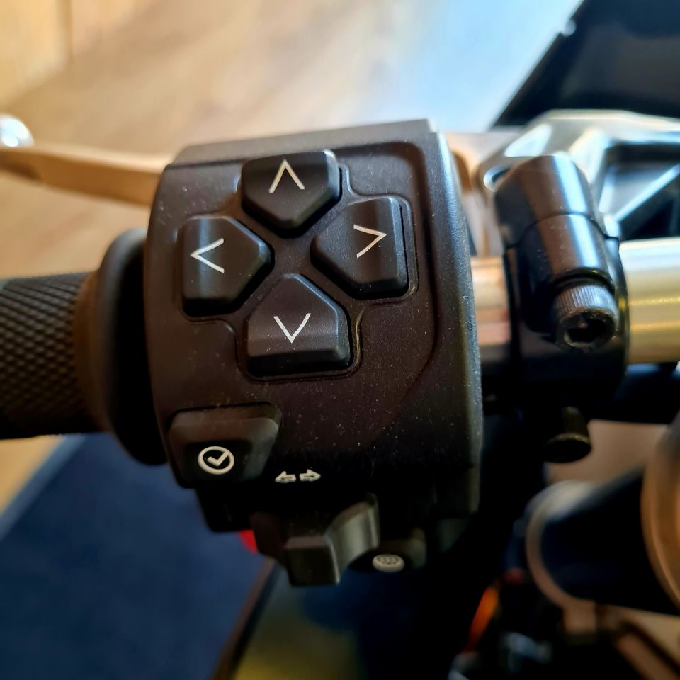 TRIUMPH 	DAYTONA 660 4