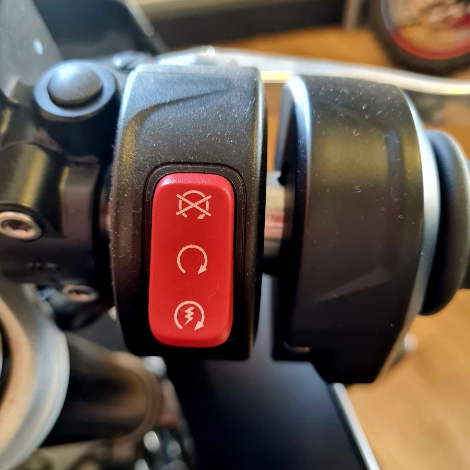 TRIUMPH 	DAYTONA 660 4