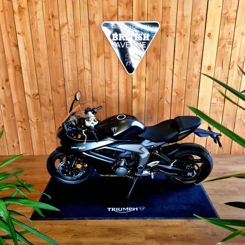 TRIUMPH 	DAYTONA 660 4