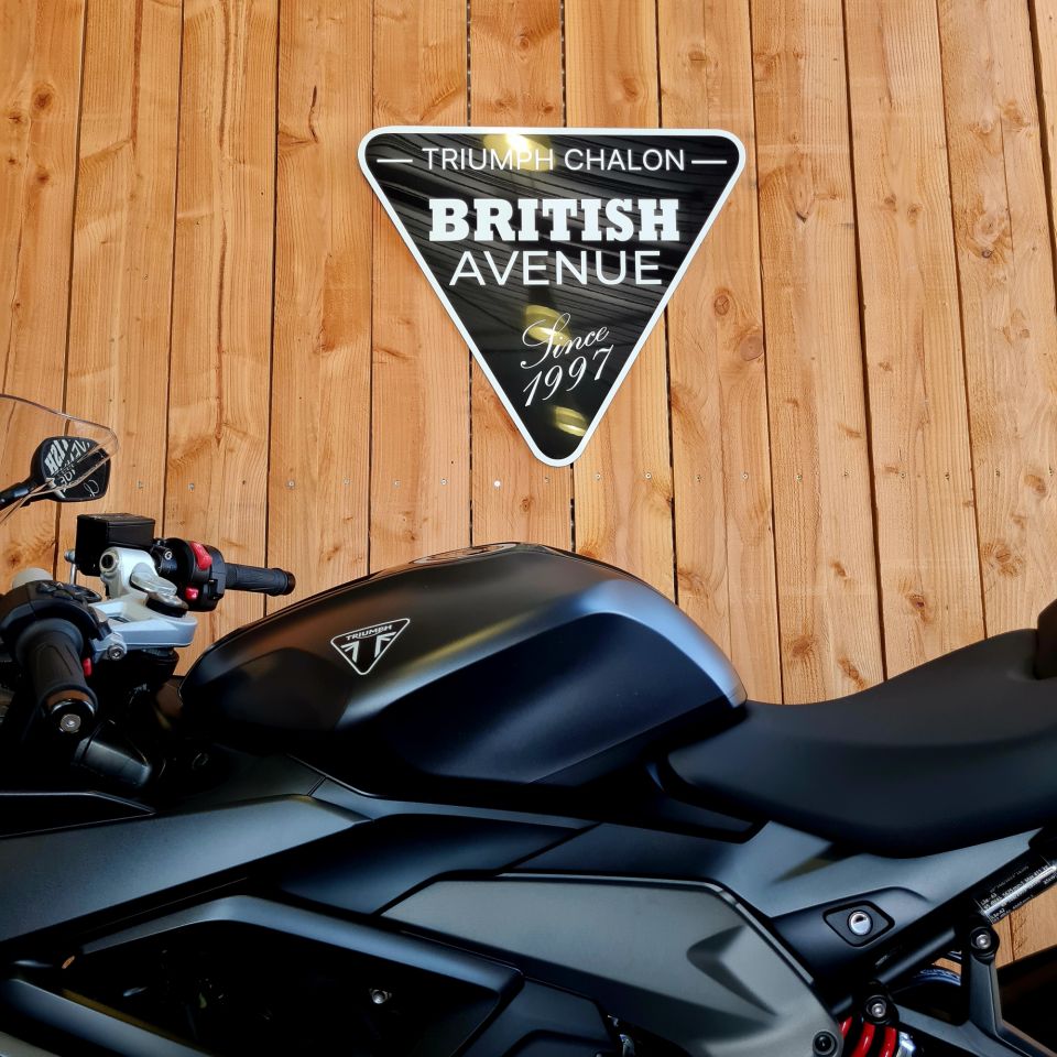 TRIUMPH 	DAYTONA 660 4