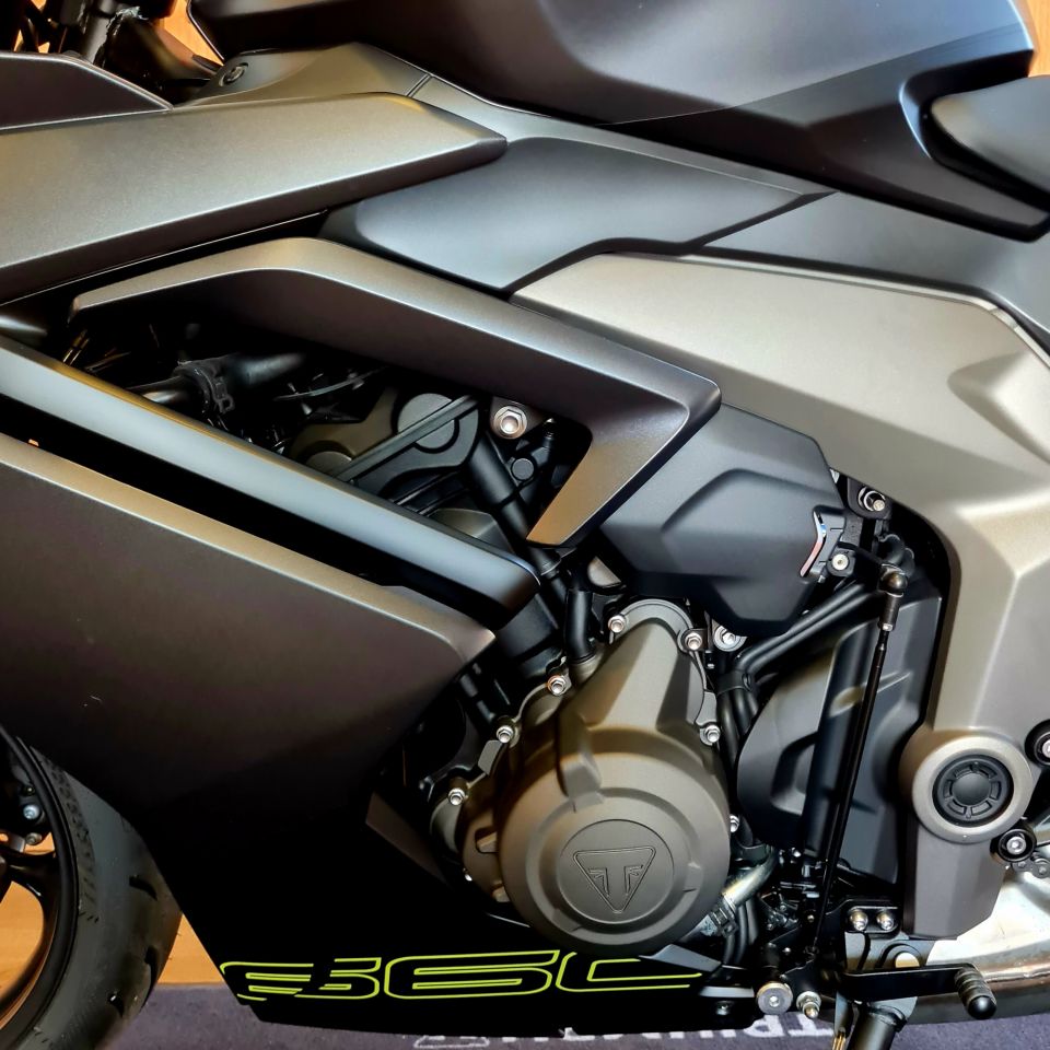 TRIUMPH 	DAYTONA 660 4