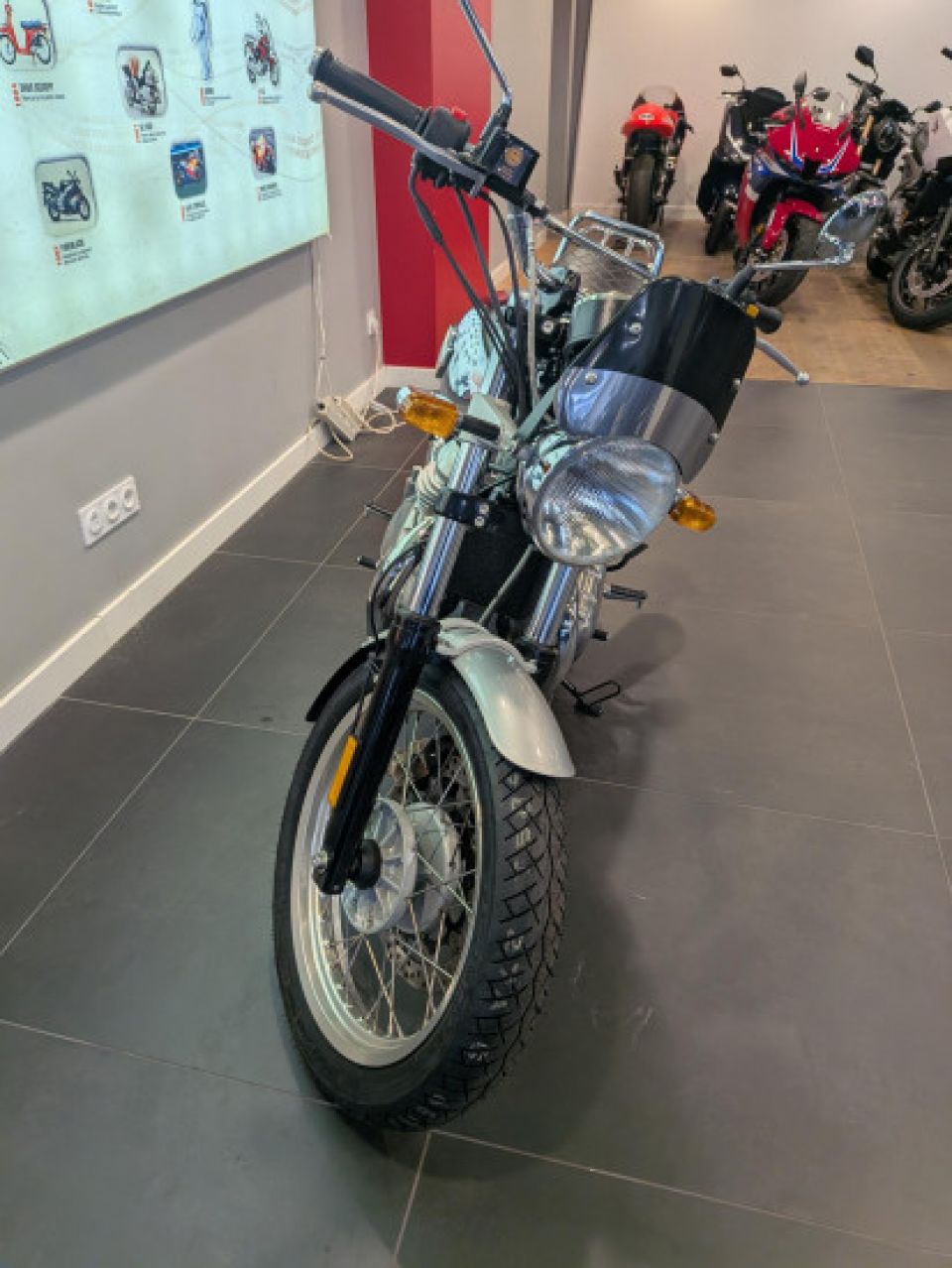 ROYAL ENFIELD Interceptor 650 4