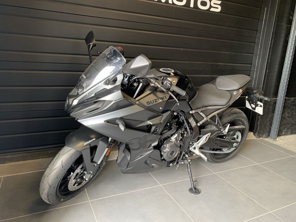 SUZUKI GSX-8R 4