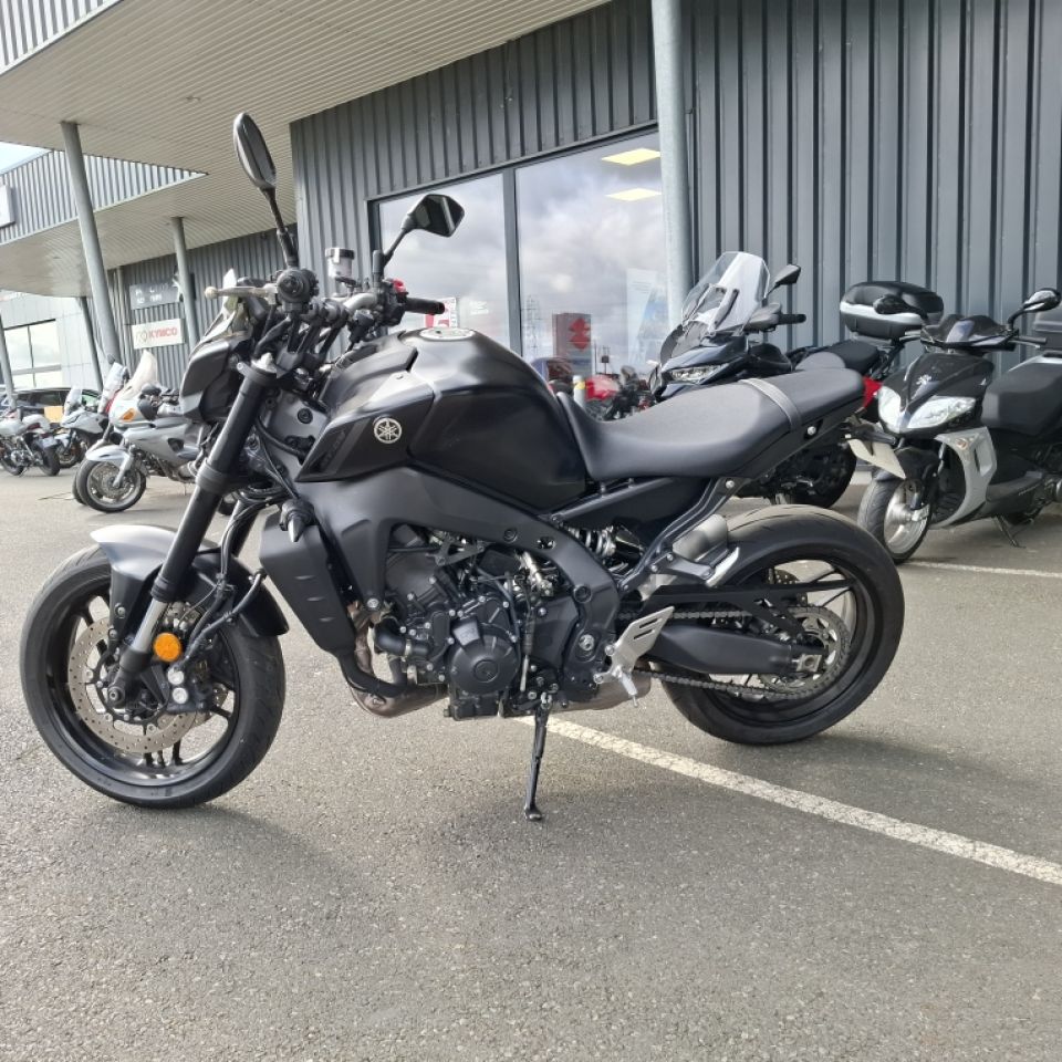 YAMAHA MT-09 4