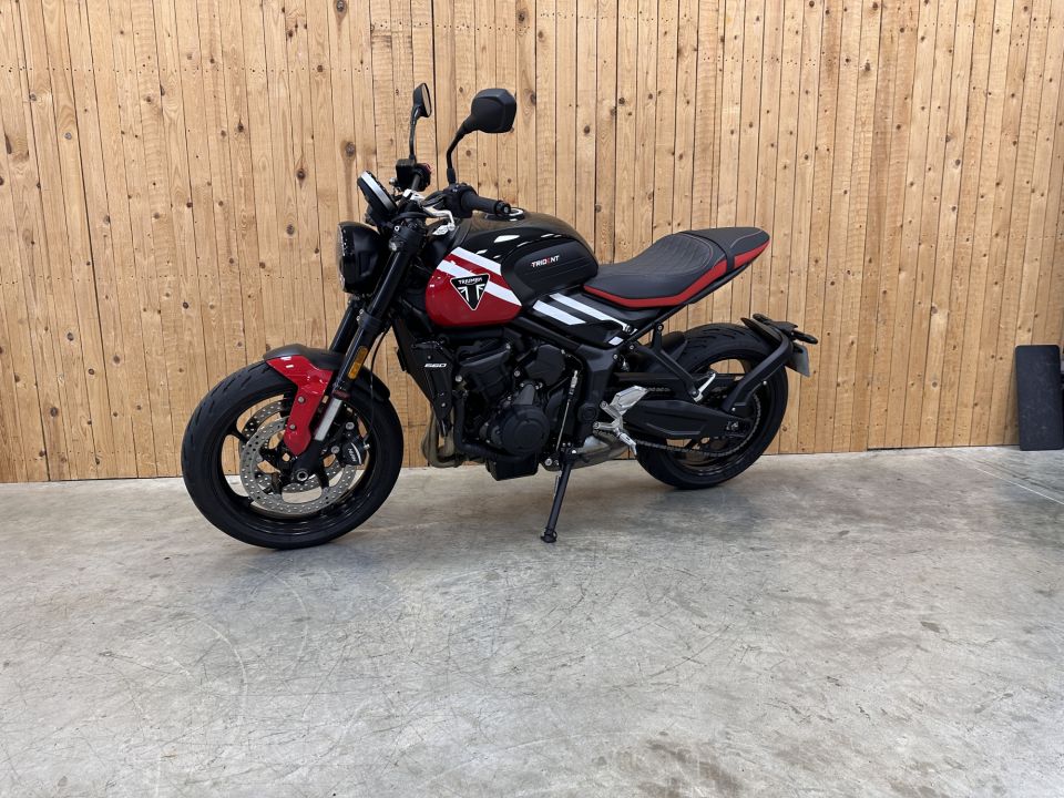 TRIUMPH TRIDENT 660 4