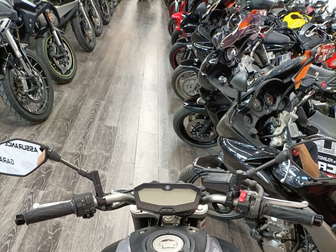YAMAHA MT-07 4