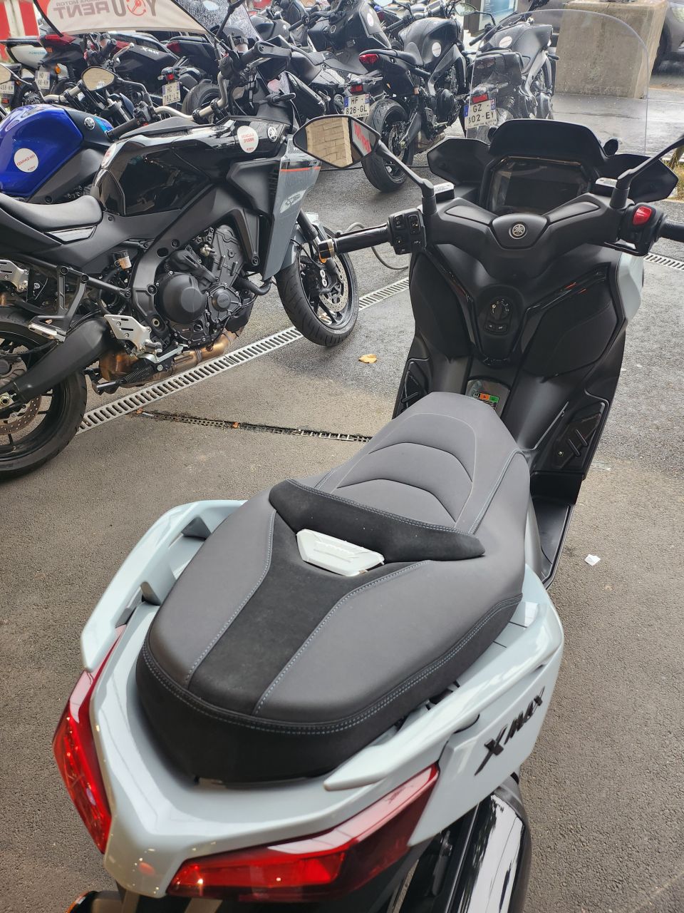 YAMAHA XMAX 300 Tech Max 4