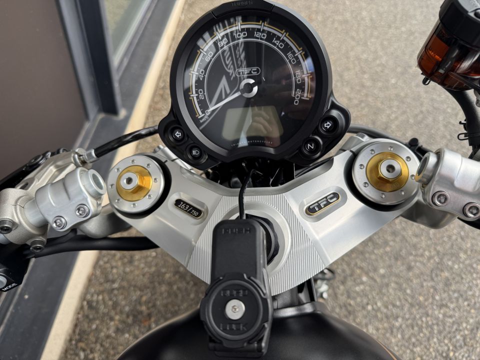 TRIUMPH BONNEVILLE BOBBER TFC 4