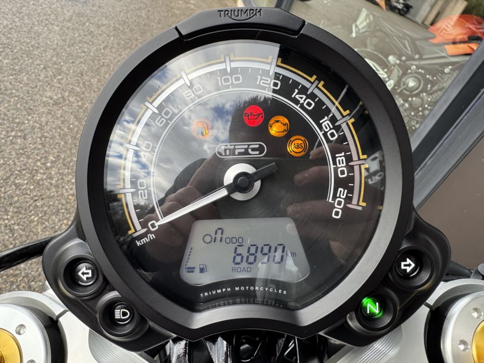 TRIUMPH BONNEVILLE BOBBER TFC 4