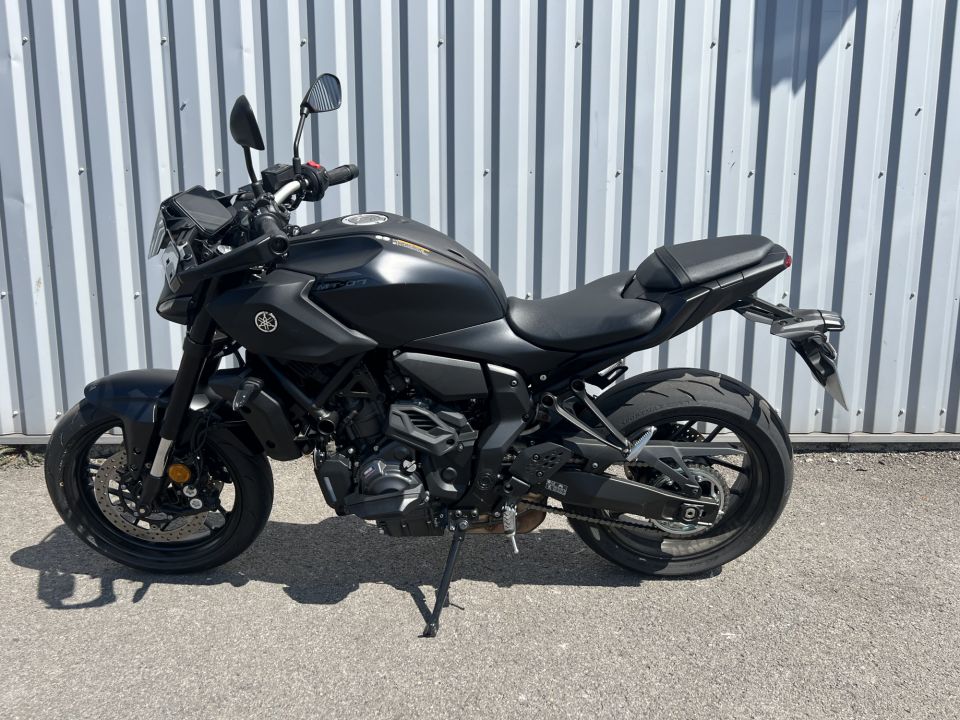 YAMAHA MT-07 4