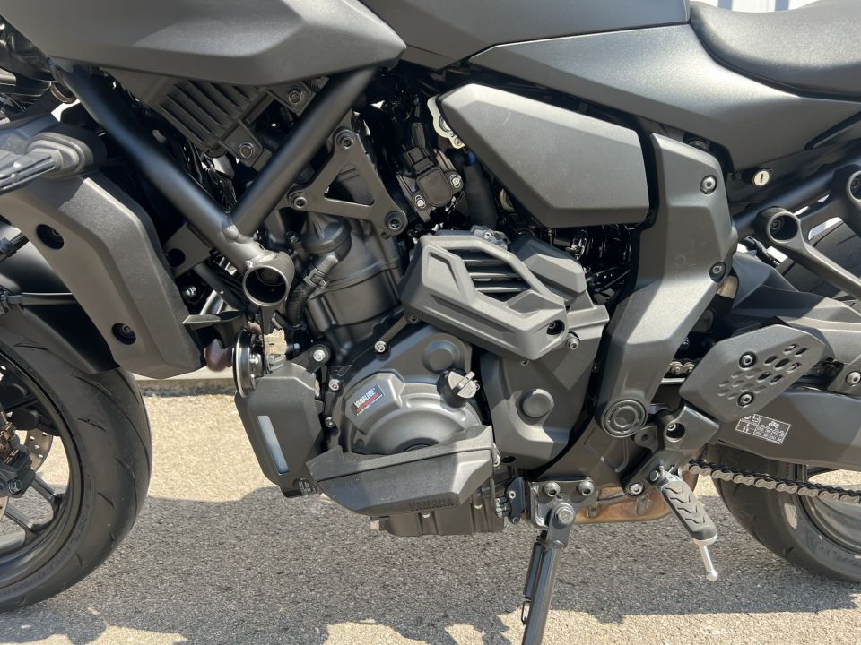 YAMAHA MT-07 4