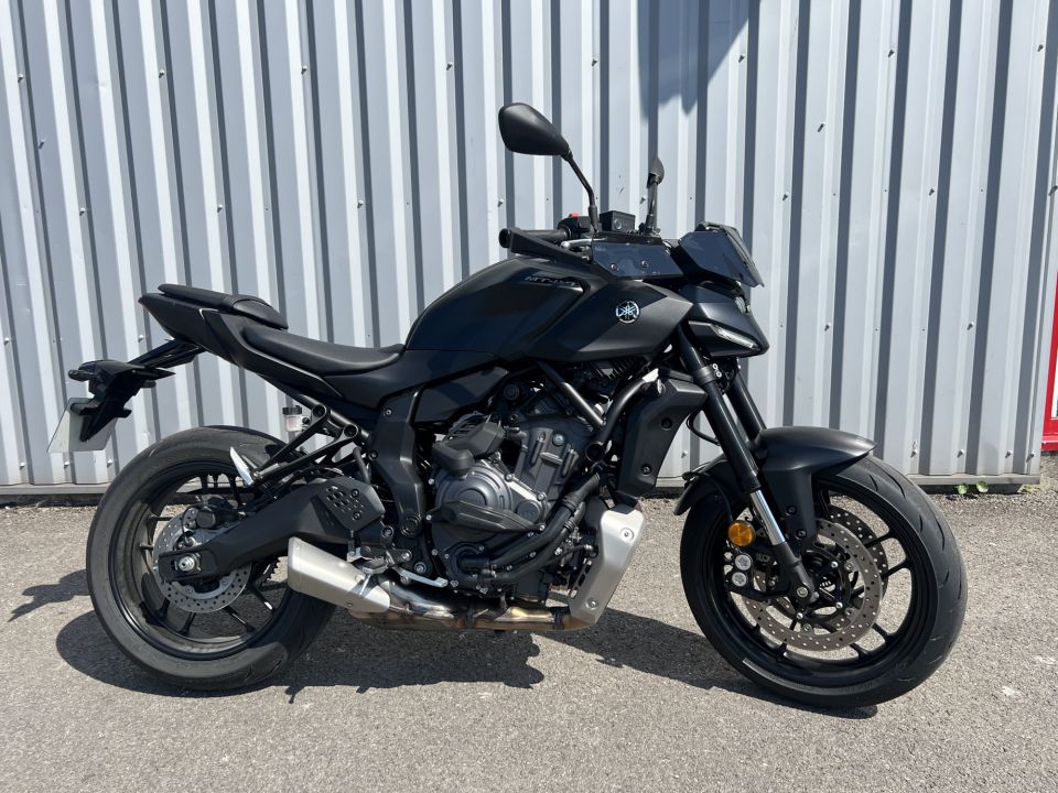 YAMAHA MT-07 4