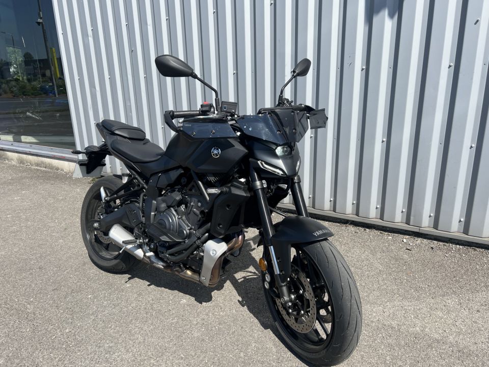 YAMAHA MT-07 4