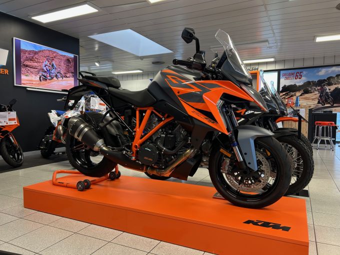 KTM 1290 SUPER DUKE GT 4