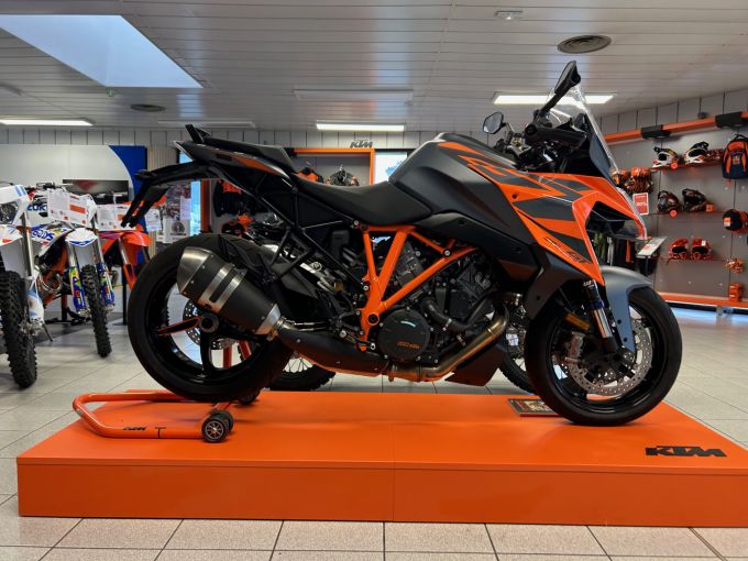 KTM 1290 SUPER DUKE GT 4