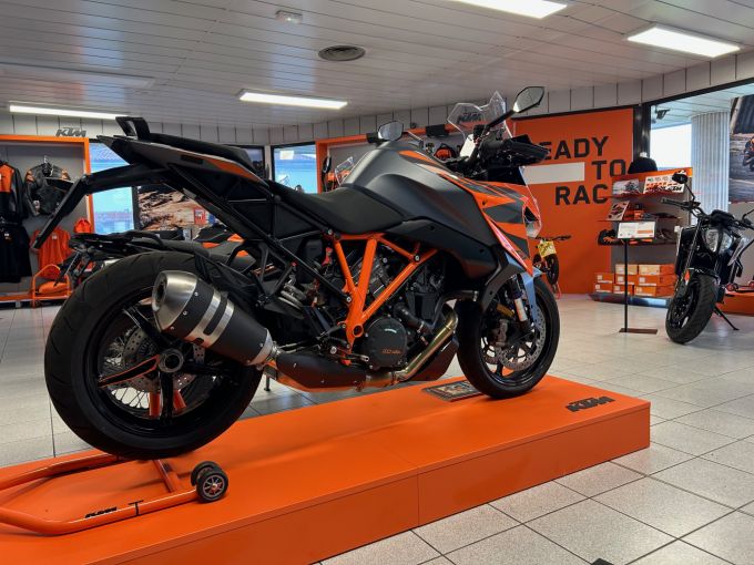 KTM 1290 SUPER DUKE GT 4