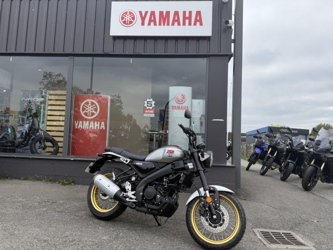 YAMAHA XSR 125 Legacy 4