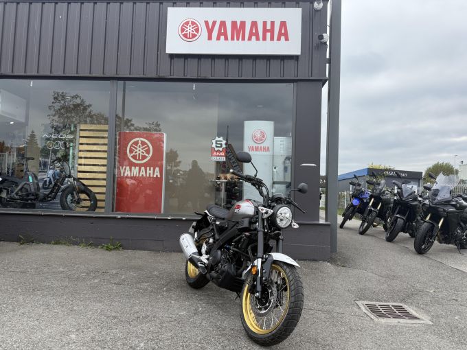 YAMAHA XSR 125 Legacy 4