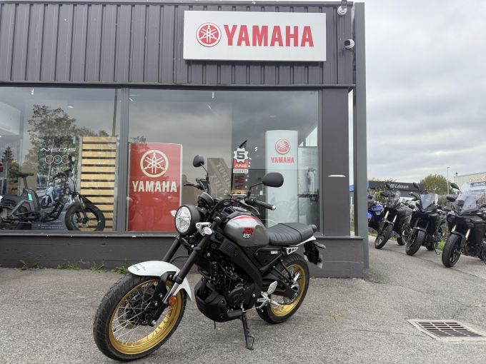 YAMAHA XSR 125 Legacy 4