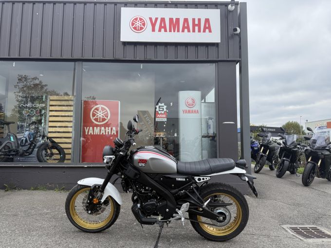 YAMAHA XSR 125 Legacy 4