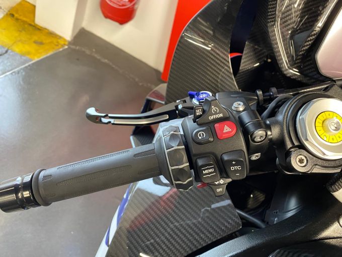 BMW M 1000RR 4