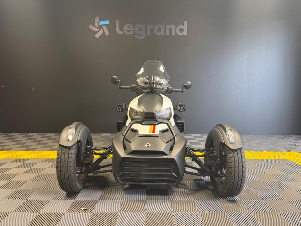 CAN-AM SPYDER 4