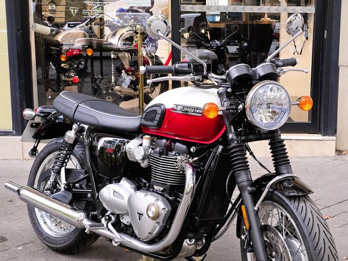 TRIUMPH BONNEVILLE T120 4