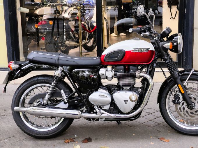 TRIUMPH BONNEVILLE T120 4