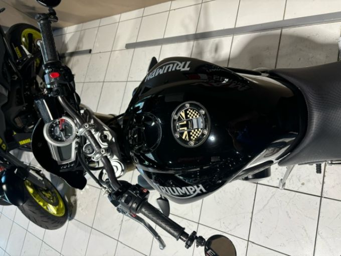 TRIUMPH STREET TRIPLE 675 4