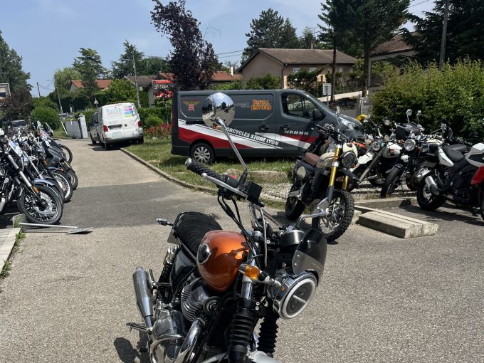ROYAL ENFIELD INTERCEPTOR 4