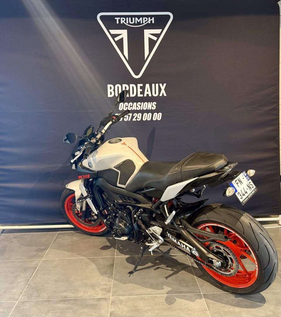 YAMAHA MT-09 4
