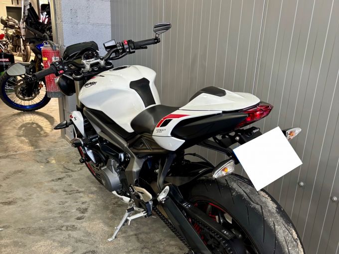TRIUMPH STREET TRIPLE 660 S A2 4