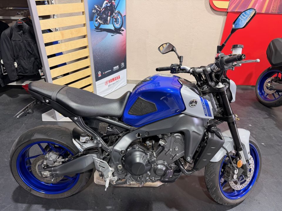 YAMAHA MT-09 4