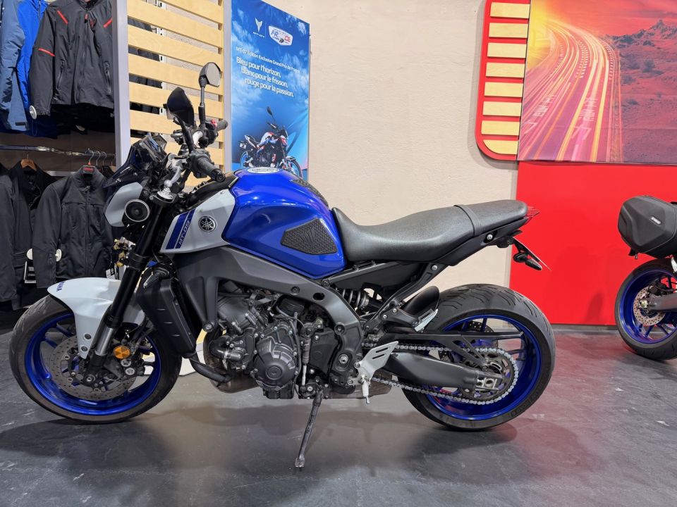 YAMAHA MT-09 4