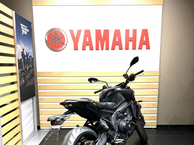 YAMAHA MT-09 4