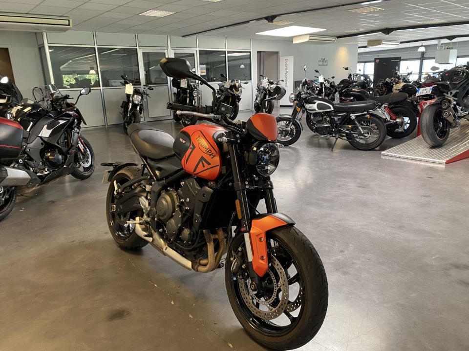 TRIUMPH TRIDENT 660 4