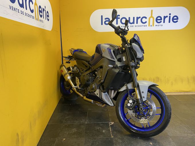 YAMAHA MT-09 4