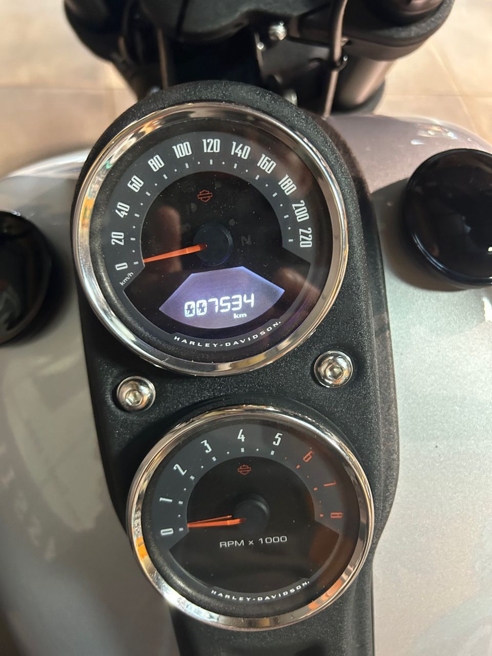 HARLEY-DAVIDSON SOFTAIL LOW RIDER 1868 S 4