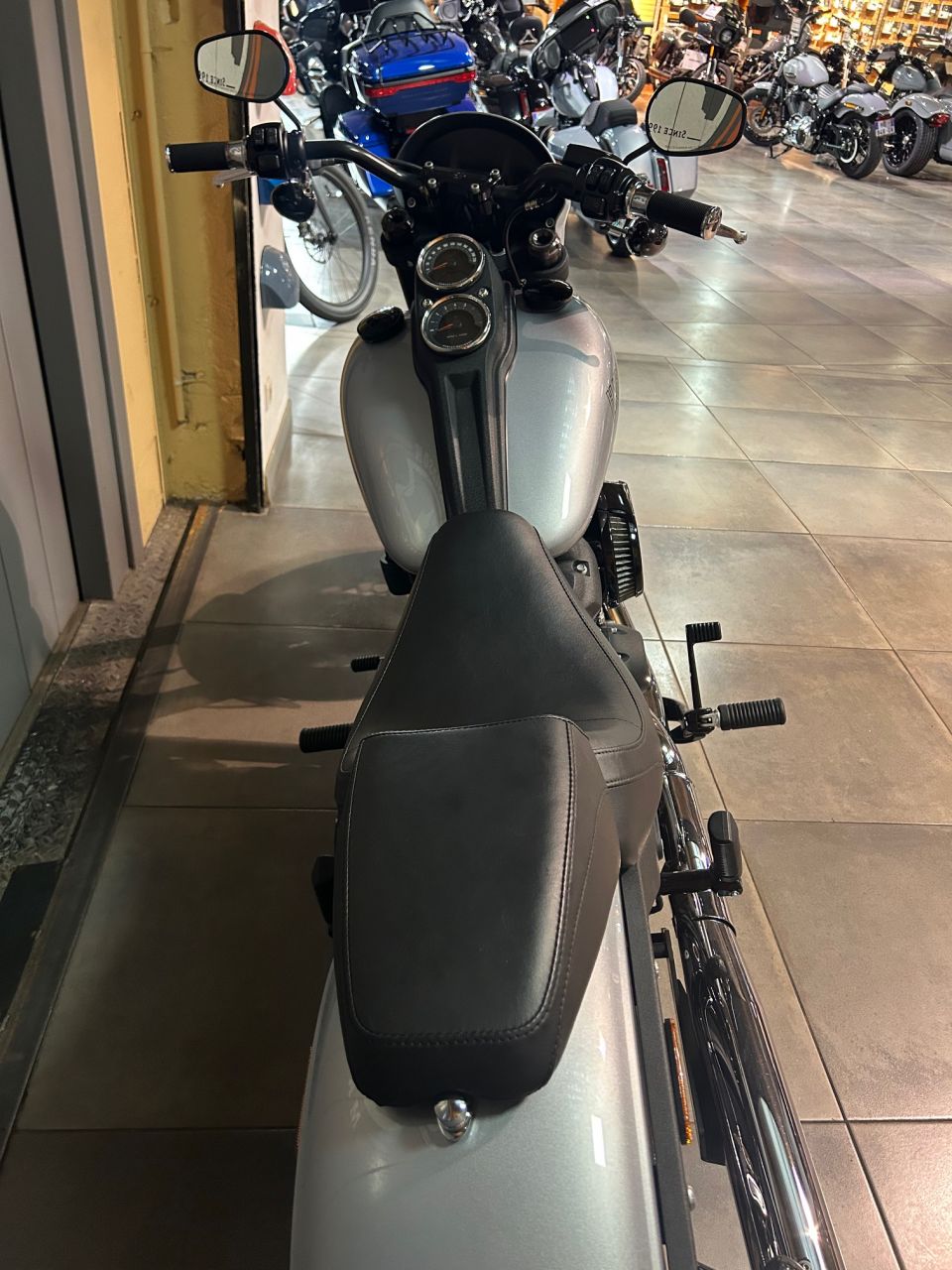 HARLEY-DAVIDSON SOFTAIL LOW RIDER 1868 S 4