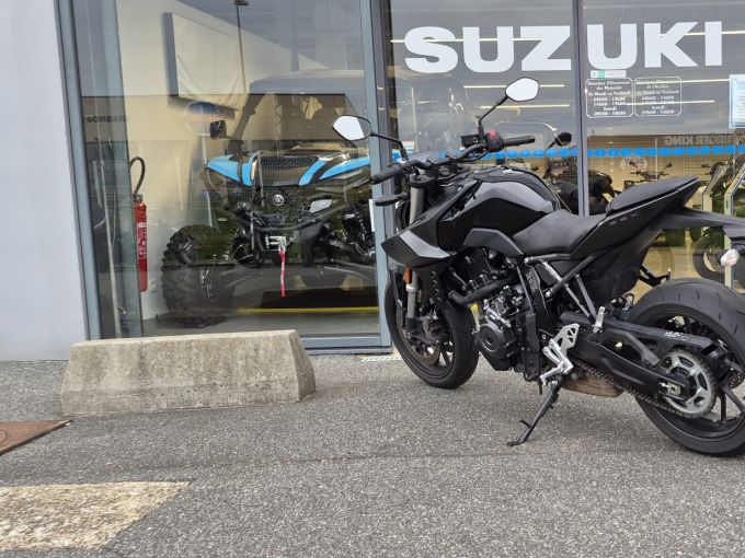 SUZUKI GSX-8S 4