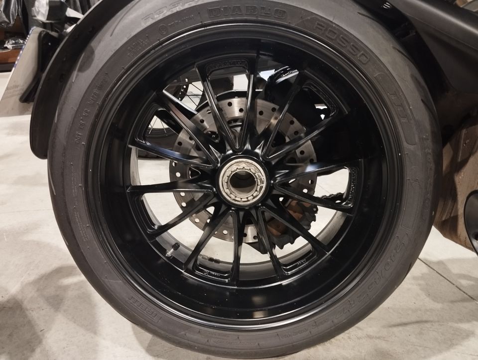 DUCATI Diavel 1260 Lamborghini 4