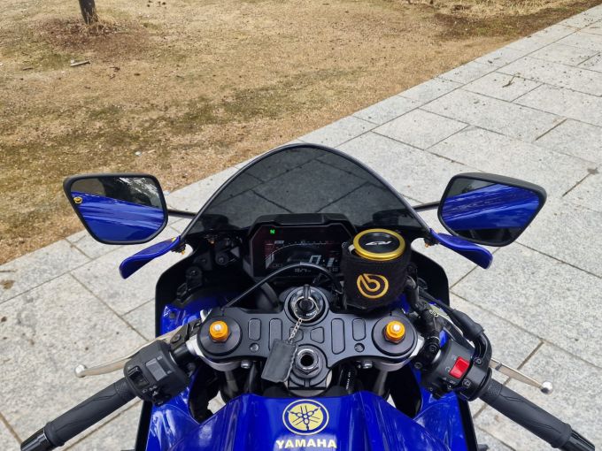 YAMAHA YZF-R7 4